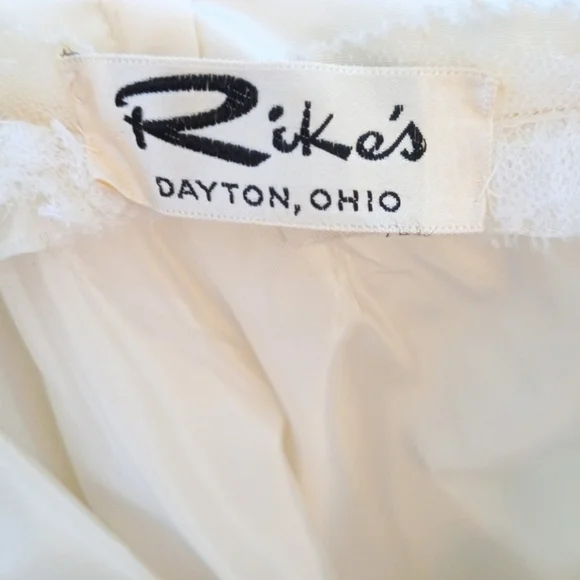 Rike's vintage 1950s stunning tulle off the shoulder tea length wedding gown - Picture 12 of 15